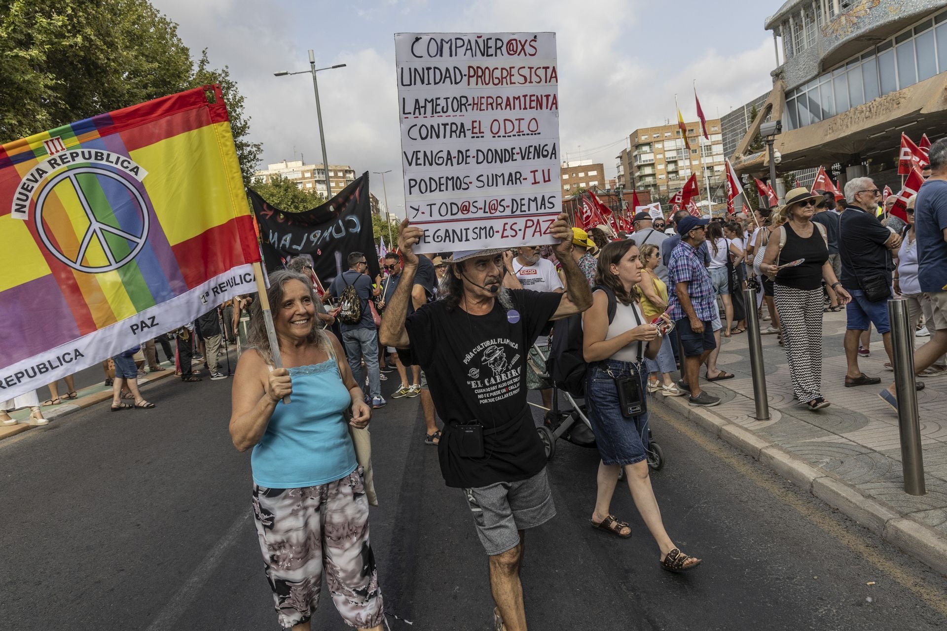 La concentración contra los Presupuestos a las puertas de la Asamblea Regional, en imágenes