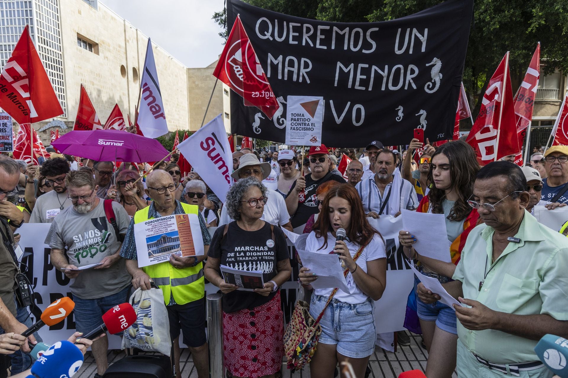 La concentración contra los Presupuestos a las puertas de la Asamblea Regional, en imágenes
