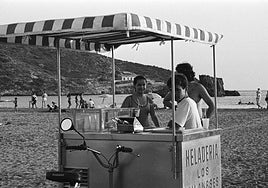Mazarrón. Carrito de la heladería Los Milaneses, transportado en bicicleta hasta la playa de La Isla (años 80).