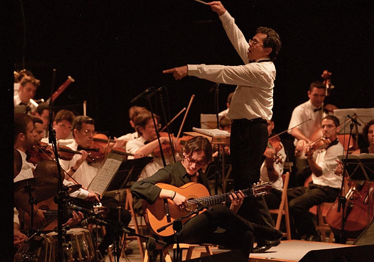 Imagen principal - Con la Sinfónica. Vicente Amigo, con la Orquesta Sinfónica de la Región de Murcia (1998). Raíz. Martirio y Compay Segundo (1998). Radio Tarifa. Edición de 1997. 