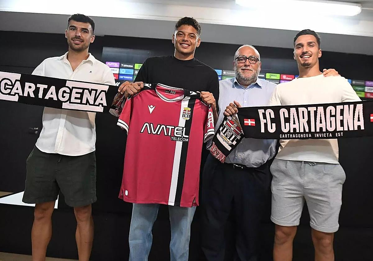Un momento de la presentación de los jugadores junto a Manuel Sánchez Breis.