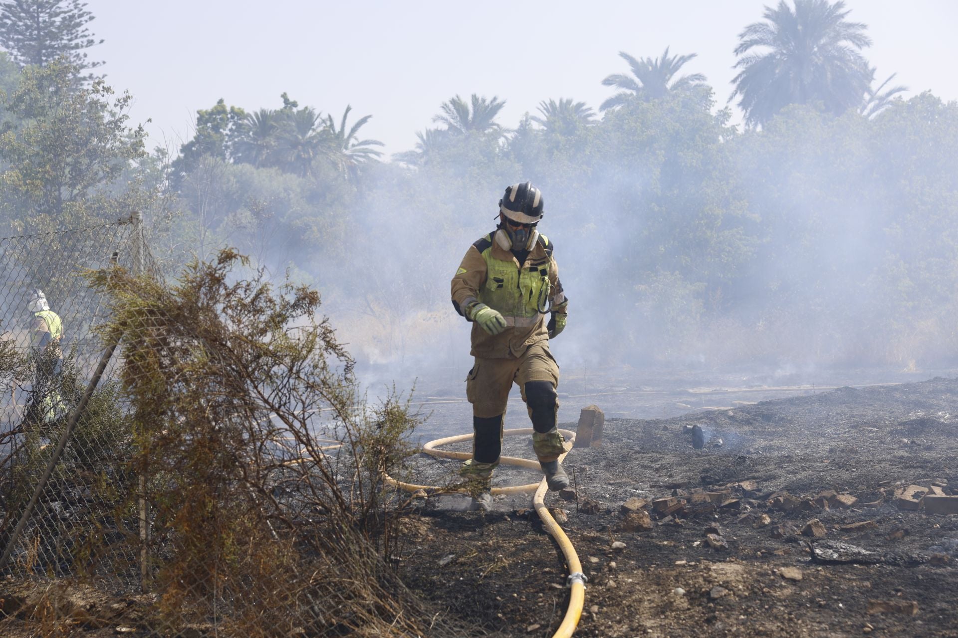 Las imágenes el incendio en un solar de Cabezo de Torres
