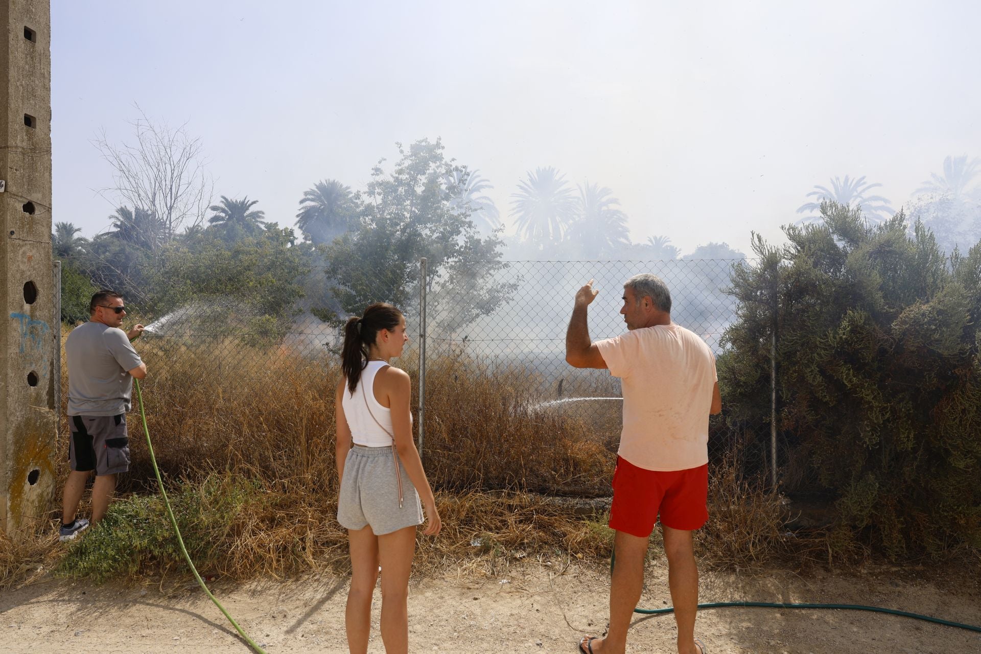 Las imágenes el incendio en un solar de Cabezo de Torres