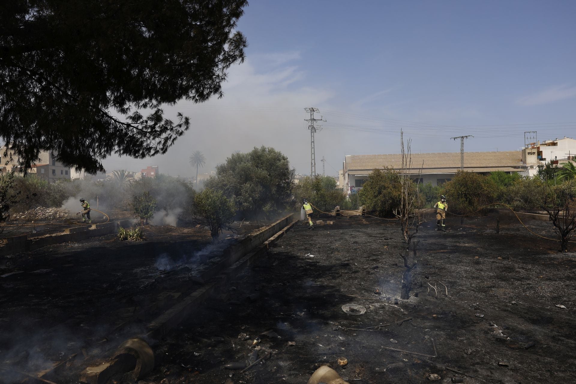 Las imágenes el incendio en un solar de Cabezo de Torres