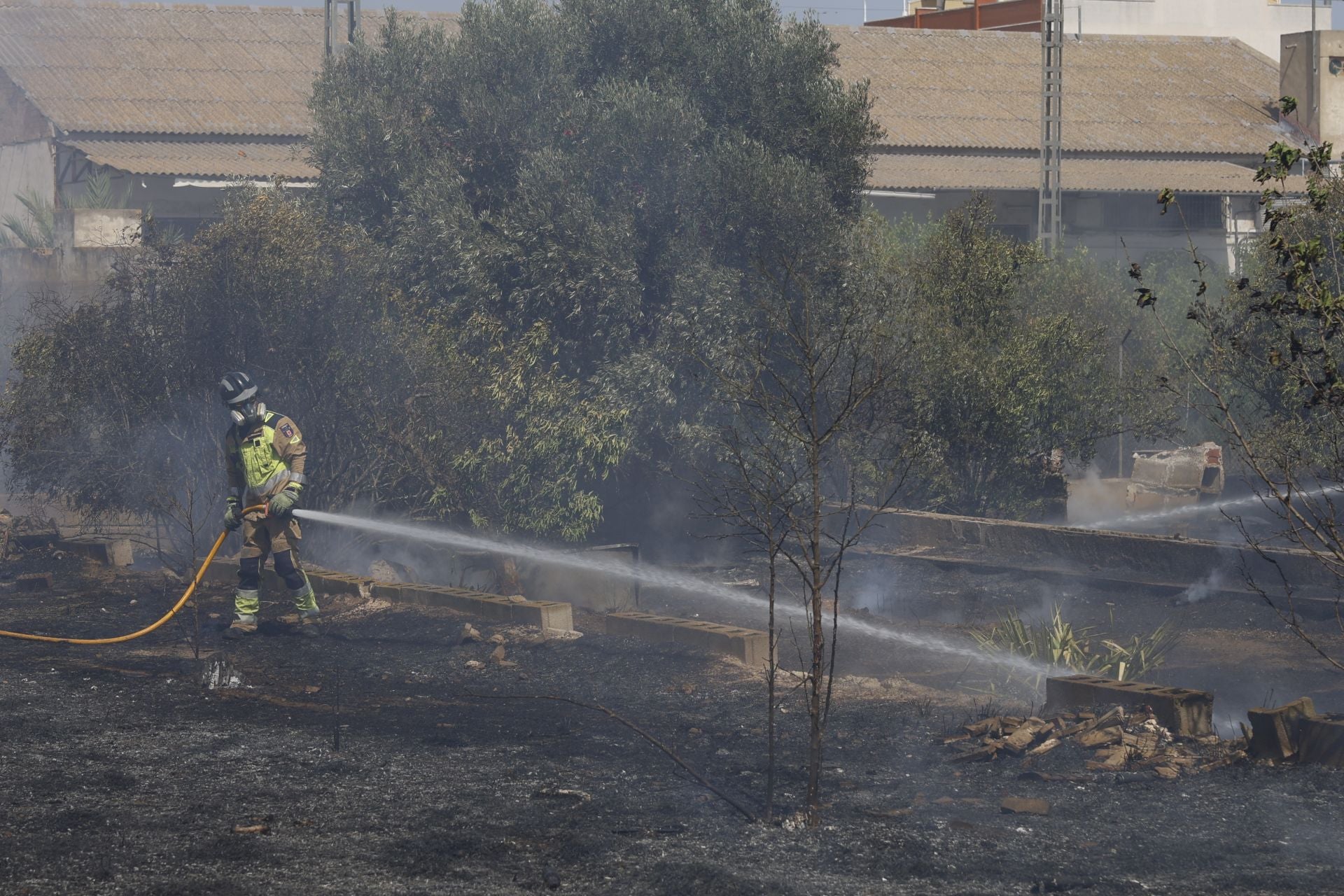 Las imágenes el incendio en un solar de Cabezo de Torres