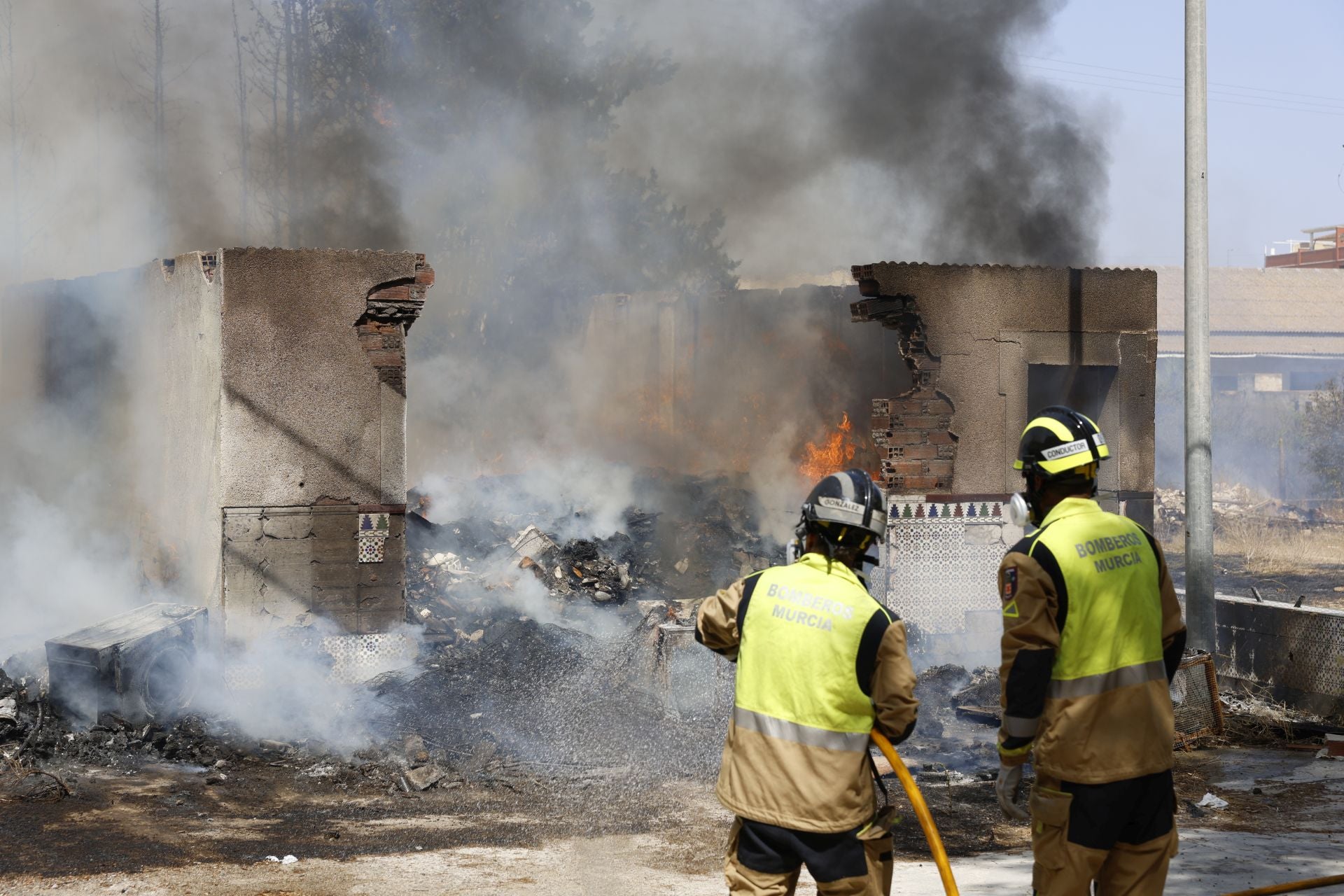 Las imágenes el incendio en un solar de Cabezo de Torres