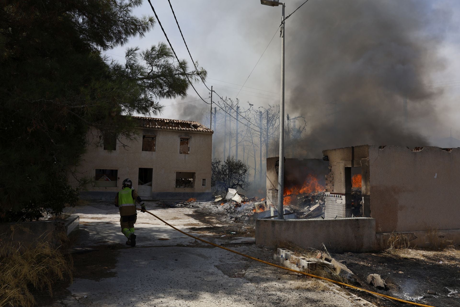 Las imágenes el incendio en un solar de Cabezo de Torres