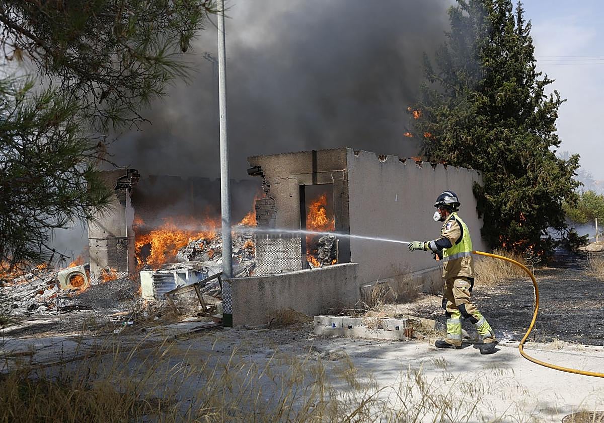Las imágenes el incendio en un solar de Cabezo de Torres