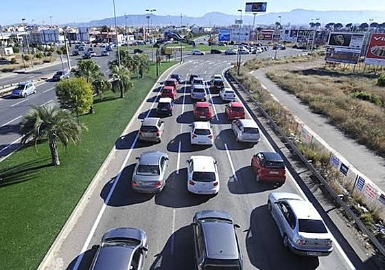 Caravana de coches en dirección a la autovía, en imagen de archivo.