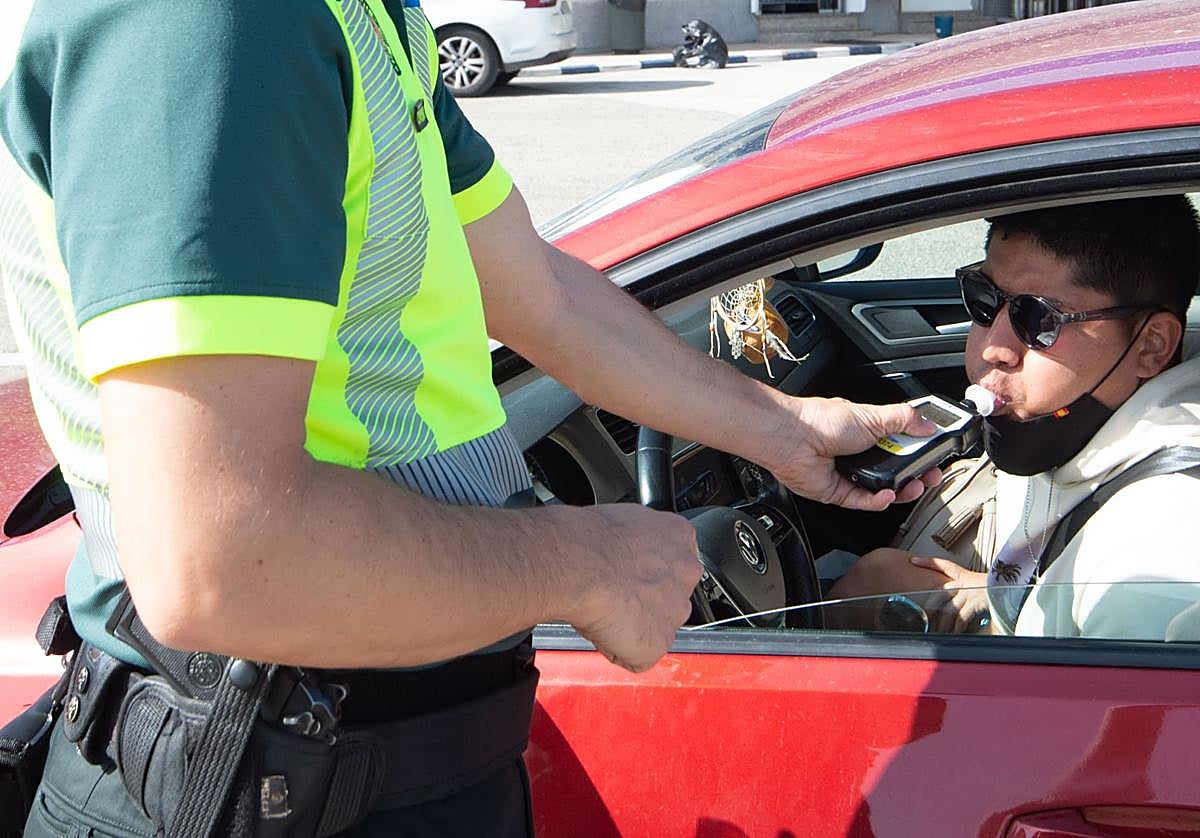 Una campaña de control de presencia de alcohol y drogas en conductores de la Región de Murcia, en una imagen de archivo.