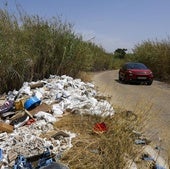 Escombros y otros desechos en el camino de servicio de la acequia Churra la Vieja, en El Puntal.