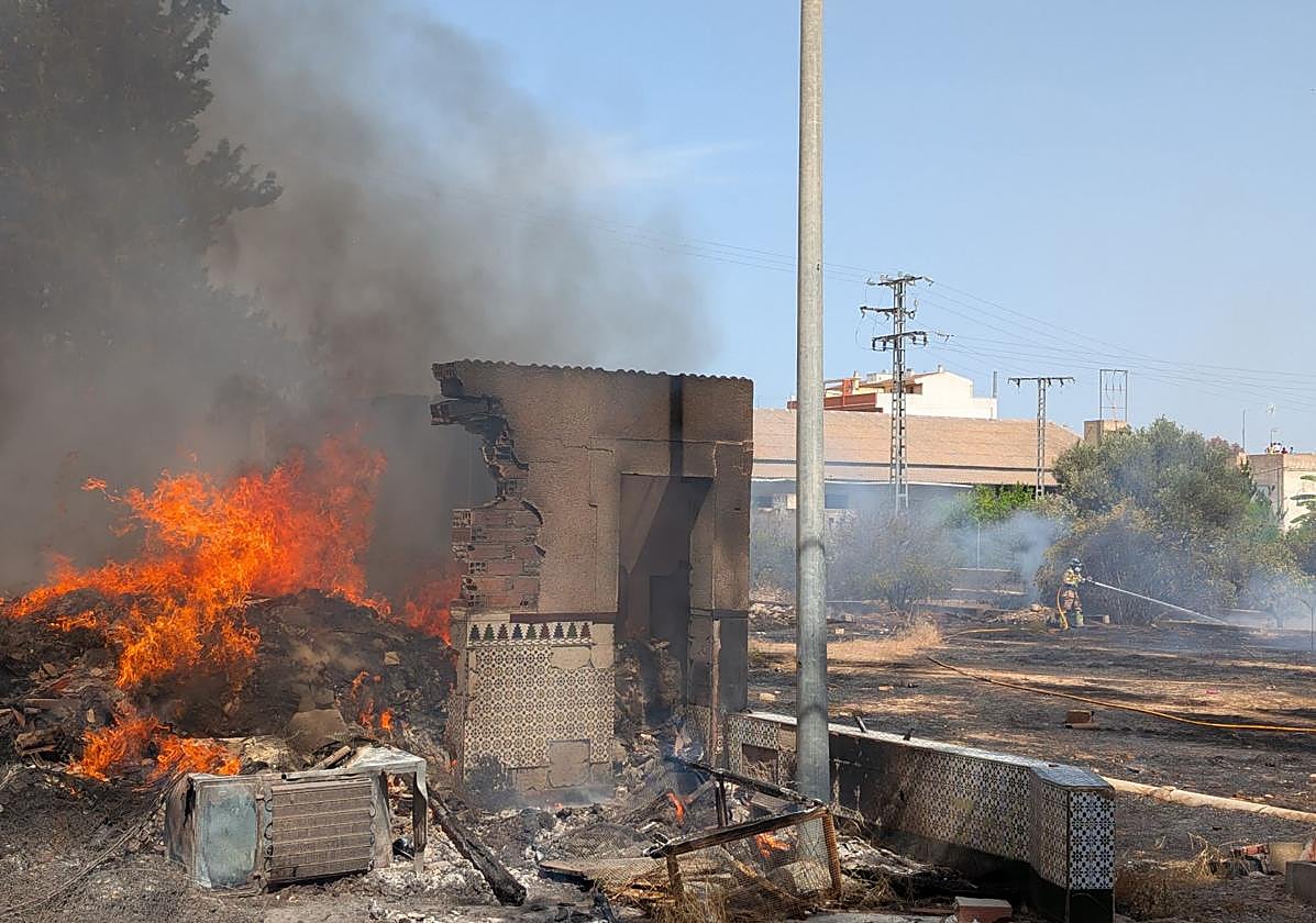 El fuego devora parte de un cuarto de aperos en una parcela próxima a viviendas.