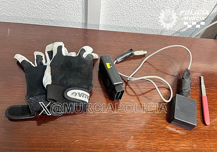 Guantes y dispositivo electrónico utilizado para arrancar coches incautado a los acusados.