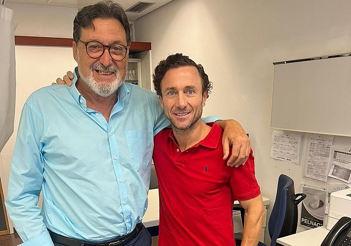 Rafaelillo (d) posa junto al doctor Ricardo Robles.