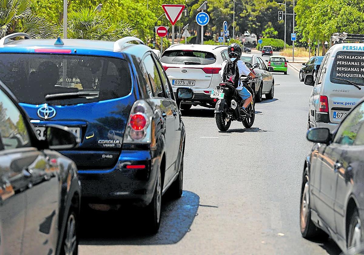Vehículos circulan por las calles de Cartagena en una imagen de archivo.