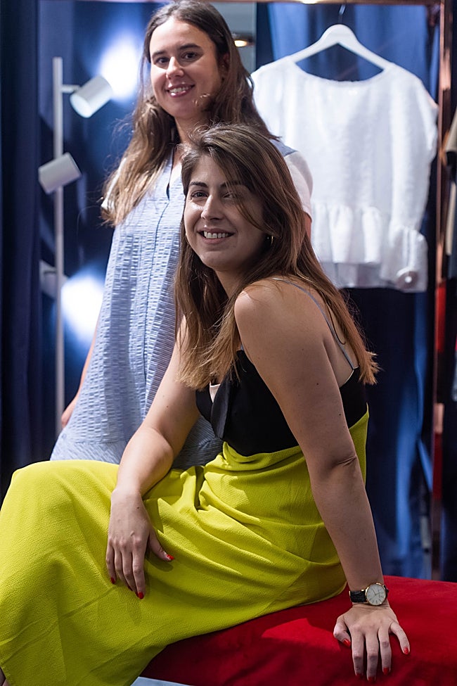 De pie, Valle García Morán, y Leonor Rodríguez Pando.