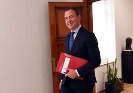 El consejero Marcos Ortuño, este jueves, a su llegada a la rueda de prensa posterior a la reunión del Consejo de Gobierno. .