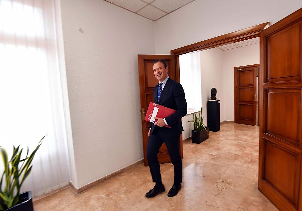 El consejero Marcos Ortuño, este jueves, a su llegada a la rueda de prensa posterior a la reunión del Consejo de Gobierno. .