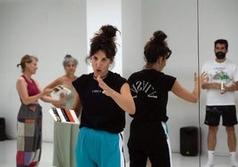 Begoña Ruiz y Javier García. La coreógrafa y el librero trabajan en locales vecinos, donde aúnan literatura y baile.