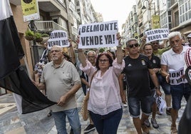 Peñistas pidiendo la marcha de Paco Belmonte, en la manifestación del pasado 14 de julio por la calle del Carmen.