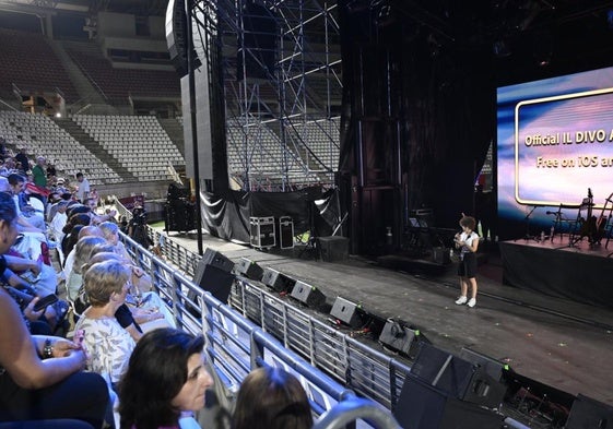 Fútbol y música. 4.000 espectadores en el fondo sur del estadio Enrique Roca esperan a que empiece el concierto de Il Divo el pasado martes, finalmente suspendido.