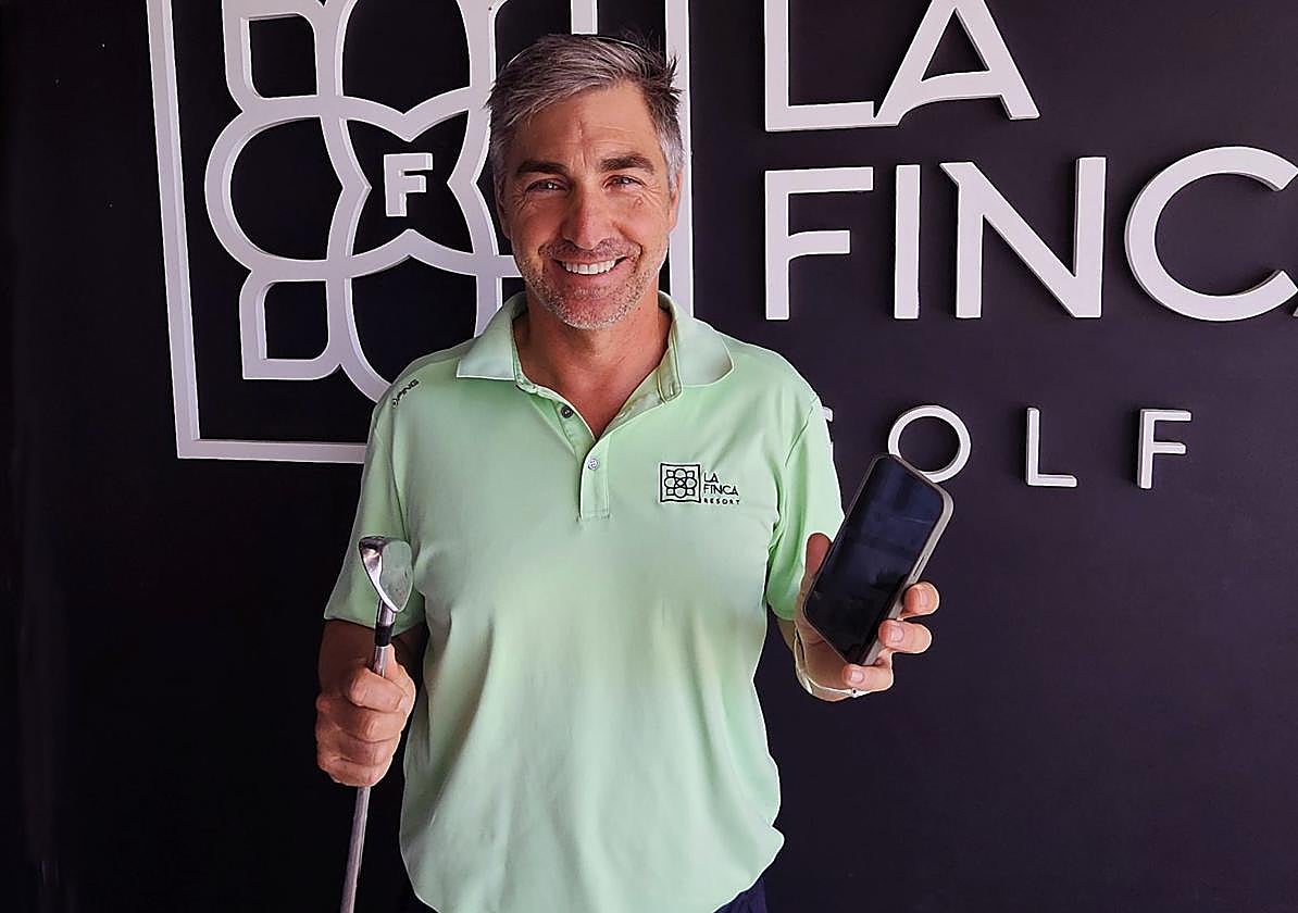 Un palo y un móvil. Estas son las herramientas de trabajo a diario de Víctor Andreu.