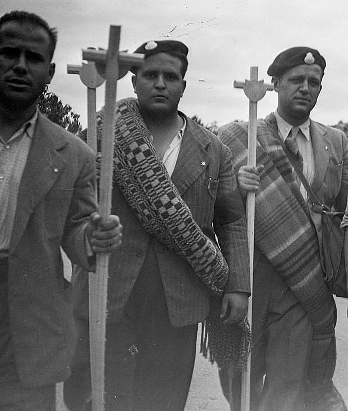Imagen secundaria 2 - Tradiciones. Procesión marítima por la bahía de Cartagena el 25 de julio (1920). | Plaza del Obradoiro. Evento en el que participaron jóvenes murcianos (1940-1950). | Posando. Cuatro miembros de Acción Católica (1940-1950). 