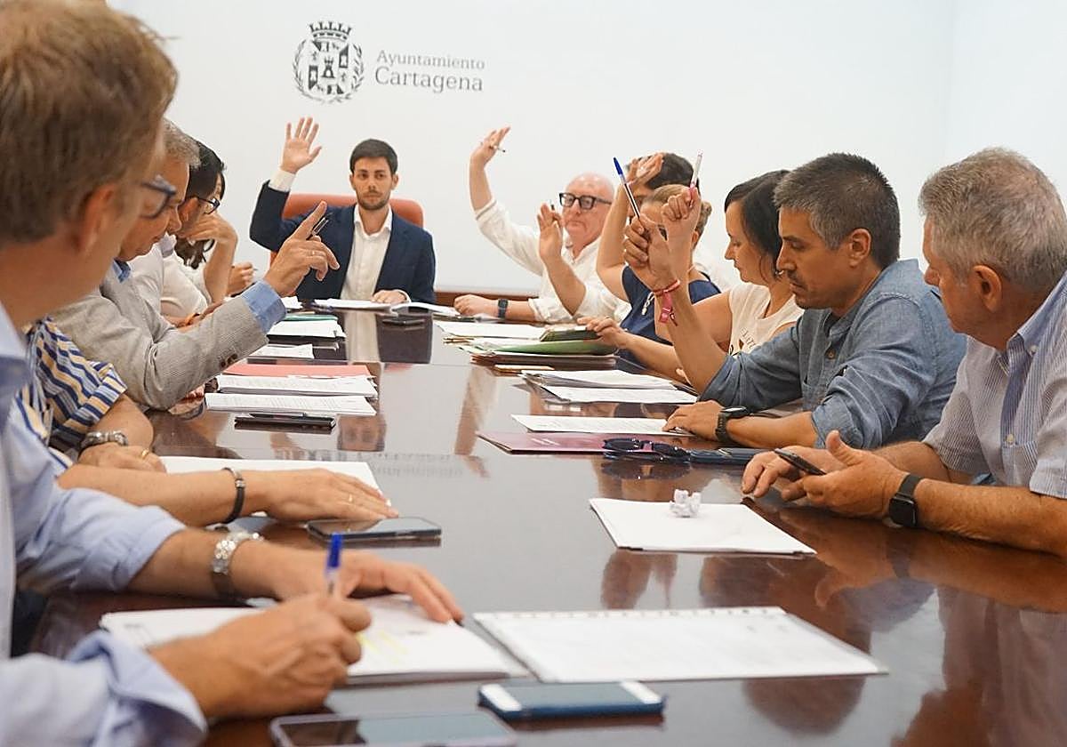 Reunión de la Comisión de Hacienda e Interior.