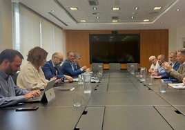 El alcalde, concejales y vecinos durante su encuentro con el presidente de ADIF.