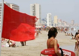 Una socorrista vigila la playa de Entremares, señalizada con bandera roja, en una imagen de archivo.