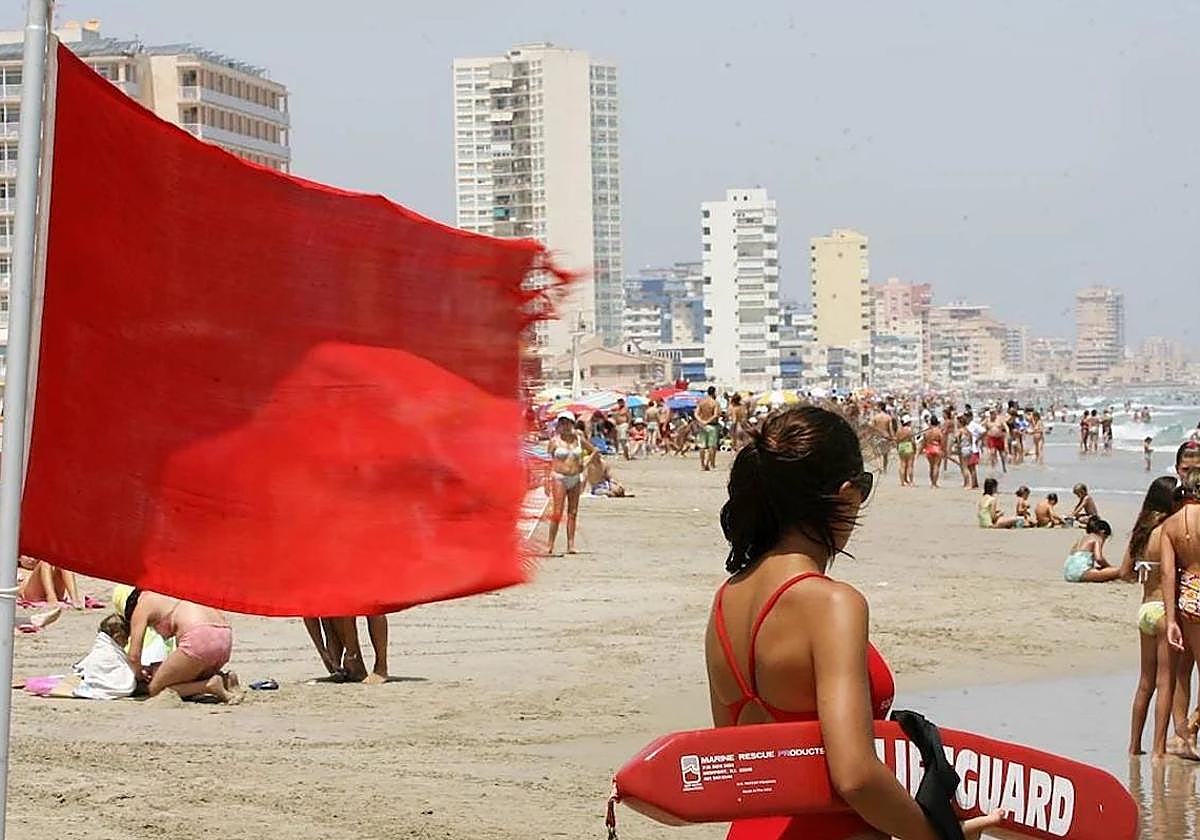 Una socorrista vigila la playa de Entremares, señalizada con bandera roja, en una imagen de archivo.