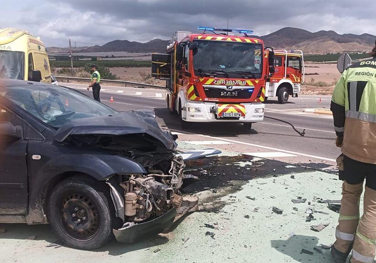 Los bomberos aseguran la zona tras rescatar a los ocupantes.