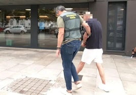 Un agente de la Guardia Civil, junto al joven murciano acusado de arrollar a un motorista en Galicia.