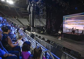 Una responsable de la organización informa al público, el pasado martes, de la suspensión del espectáculo.