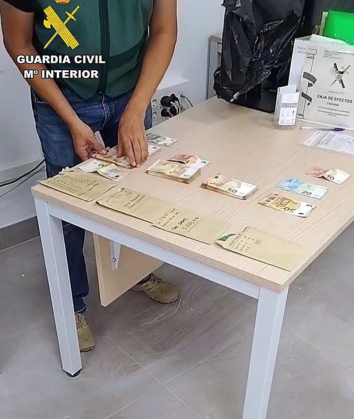 Imagen secundaria 2 - El intento de fuga de una lancha en La Manga hace caer a una banda que transportaba inmigrantes irregulares