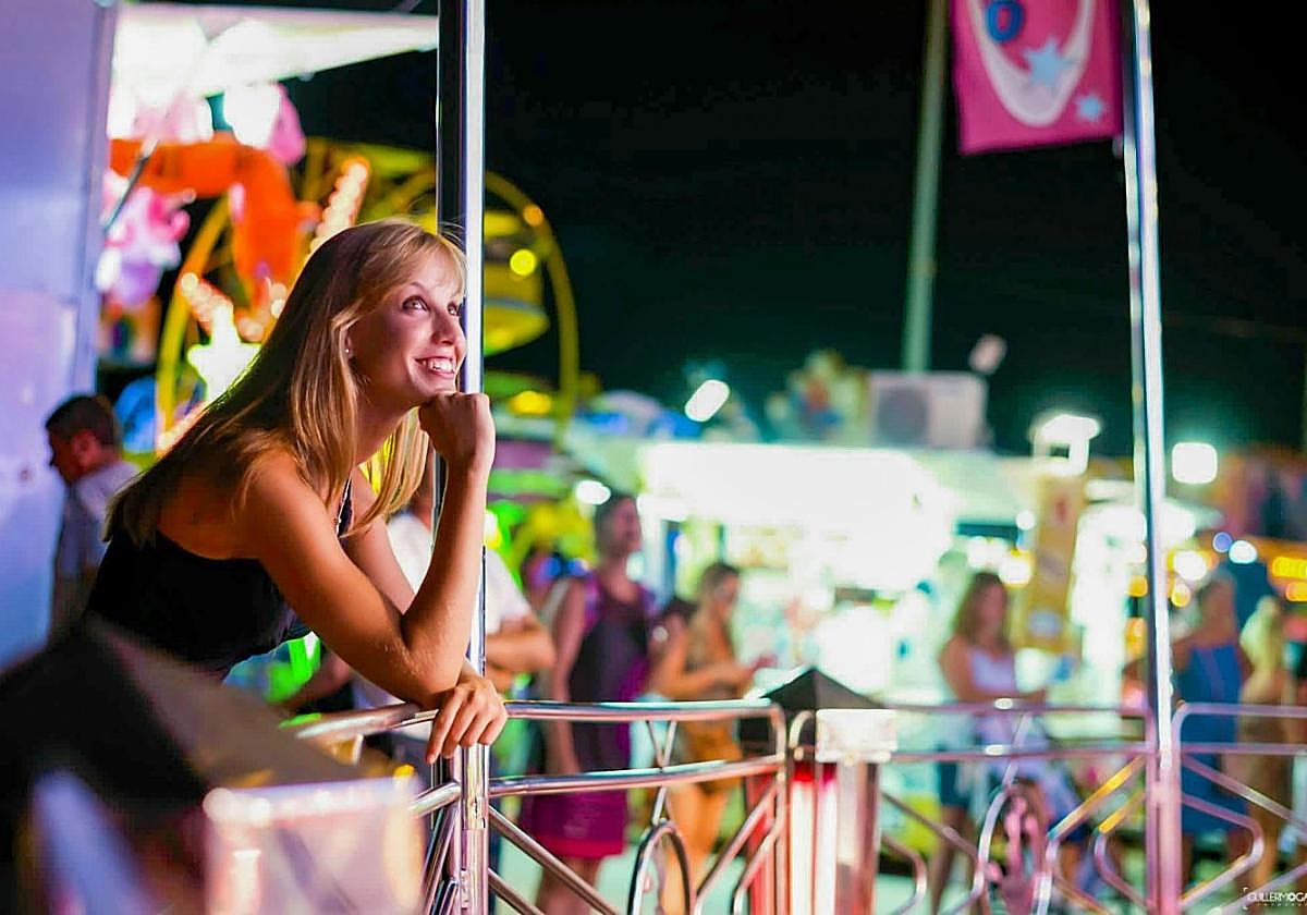 La directora de orquesta aguileña Isabel Rubio, en una feria de atracciones.