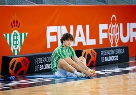 De la Torre hace el estiramiento mariposa antes de la semifinal de la pasada 'Final Four' de Primera FEB.