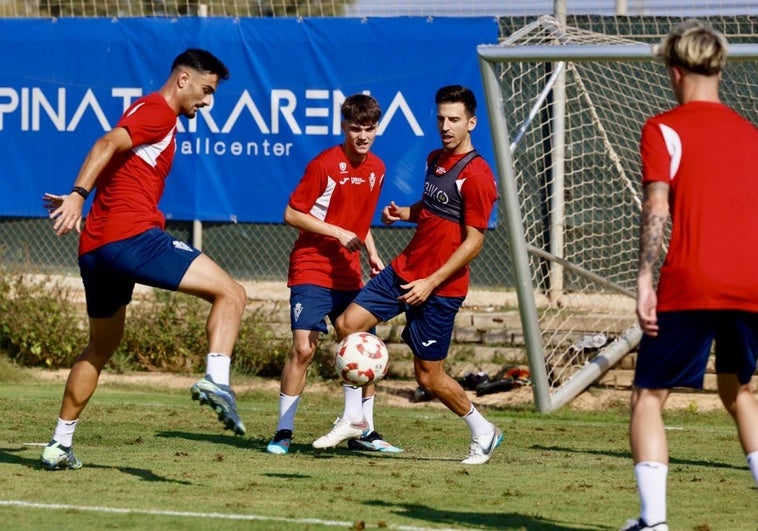 El ataque del Real Murcia se llena y aprieta más a Juan Carlos Real