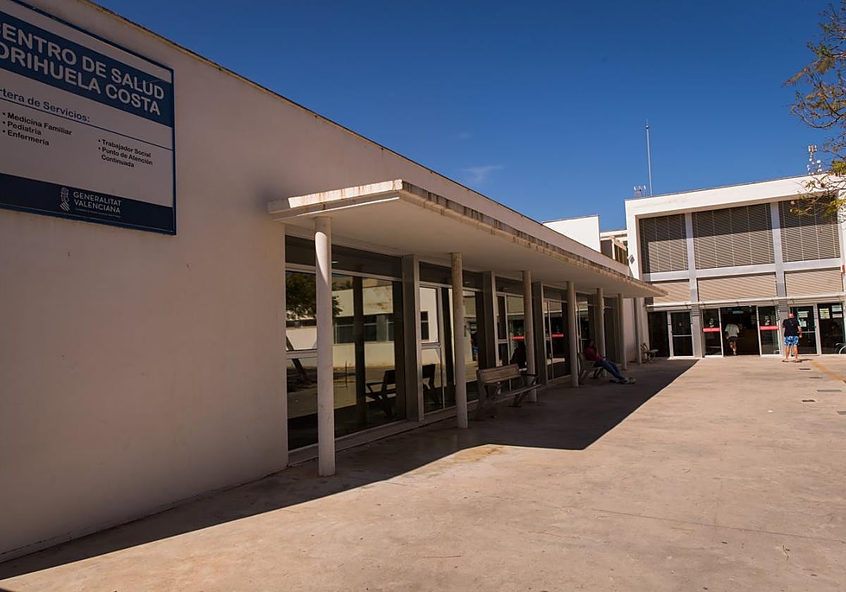 Instalaciones exteriores del centro de salud de Atención Primaria en Orihuela Costa.