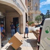 Un grupo de trabajadoras charla distendidamente entre el movimiento de obreros y repartidores a la entrada del hotel por la calle Real.