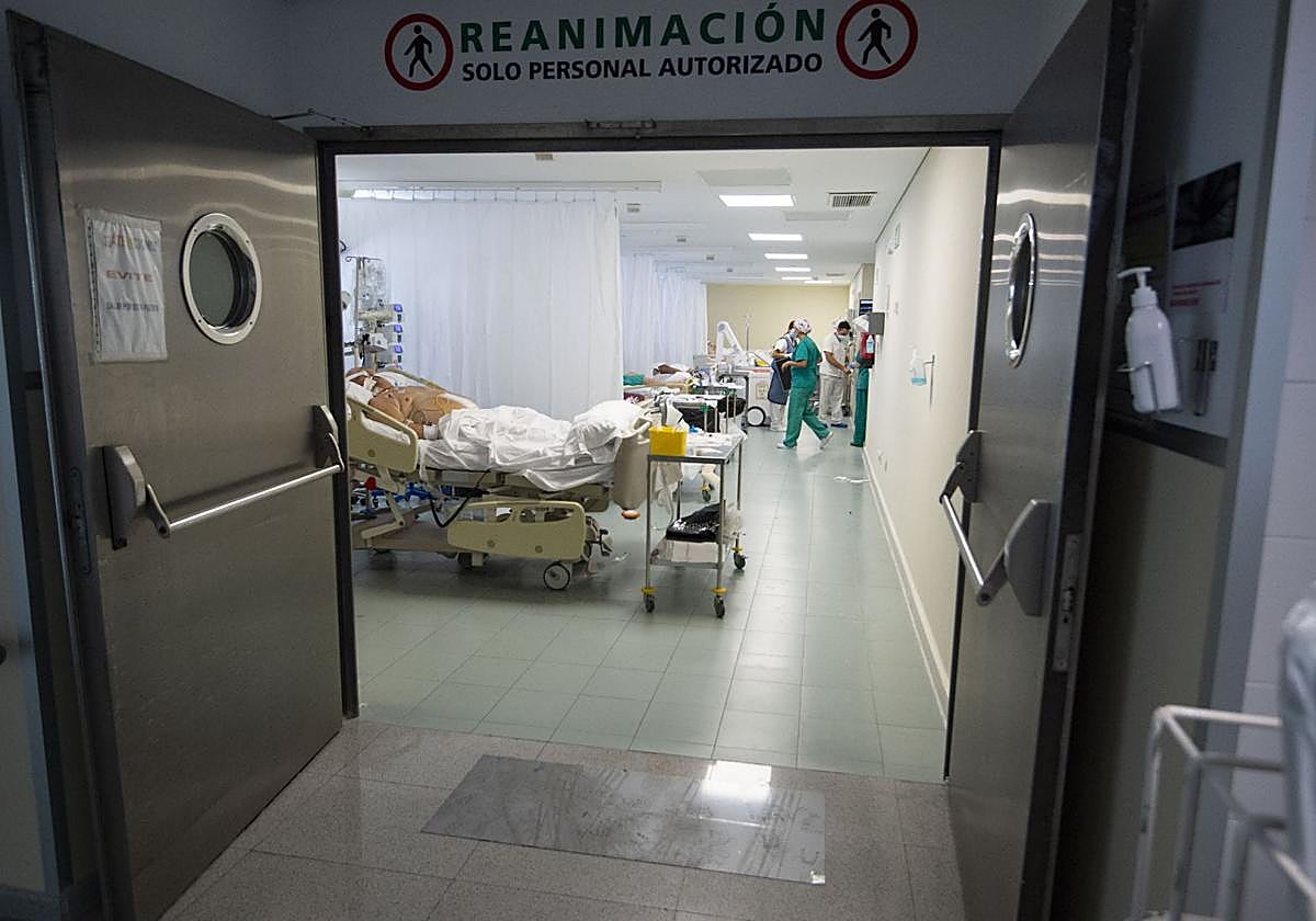 Sala de la UCI del Reina Sofía, en una imagen de archivo.