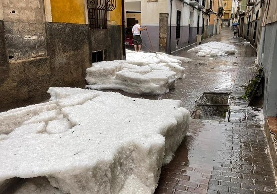 Placas de granizo en una calle de Caravaca, el jueves por la tarde.
