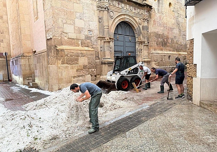 Operarios retiran el granizo del centro de Caravaca.
