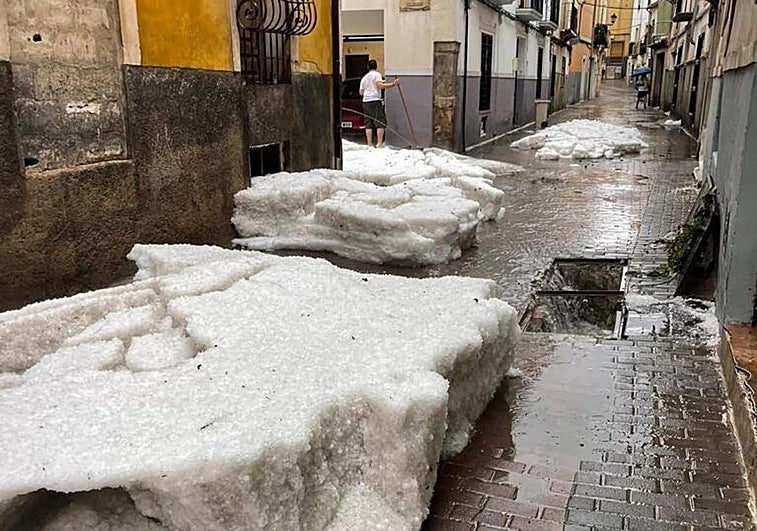 Granizo acumulado en las calles de Caravaca.