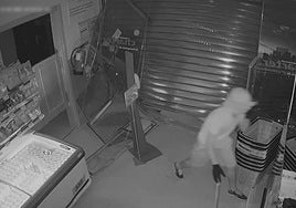 Imágenes de las cámaras de seguridad de uno de los comercios.