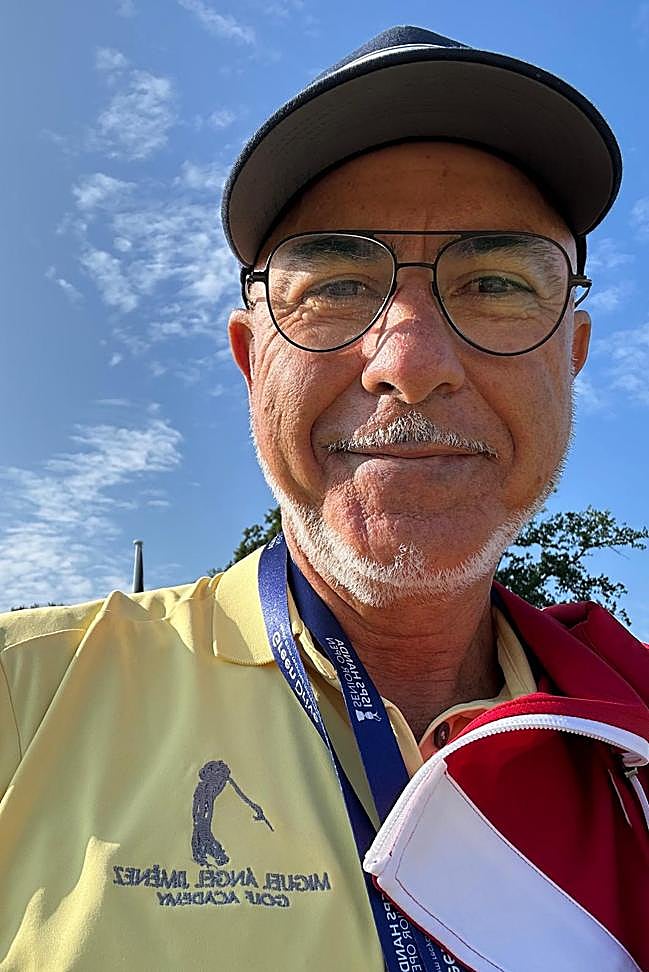 Pascual Jiménez siguiendo a 'El Pisha' vistiendo un polo amarillo donde está bordado el logotipo y nombre de la academia del de Churriana.