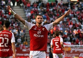 David Flakus celebra su gol ante el Recreativo de Huelva en el Estadio Enrique Roca.