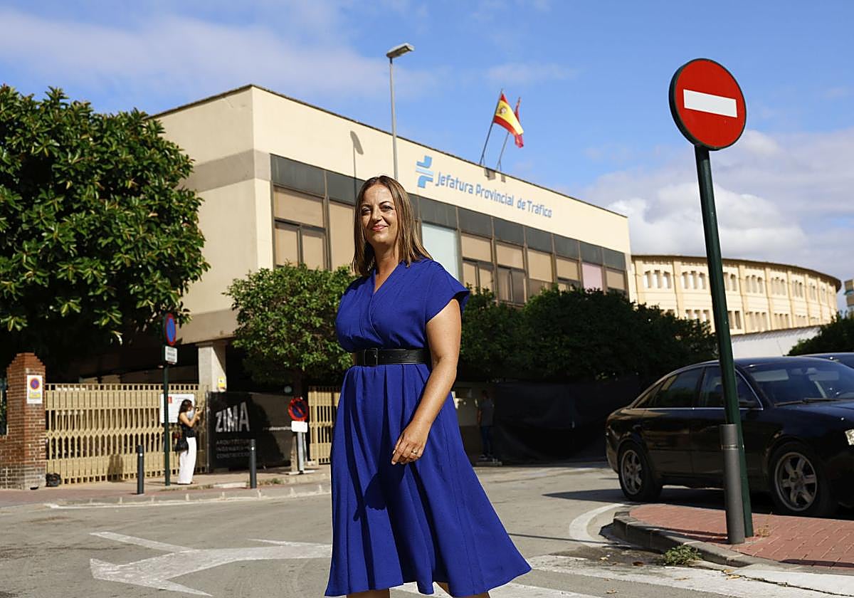 La jefa provincial de Tráfico, Virginia Jerez, esta semana frente a la sede del organismo que encabeza, en Murcia.