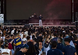 Parte del público del Fan Futura Fest sigue la actuación de Khea, este viernes.