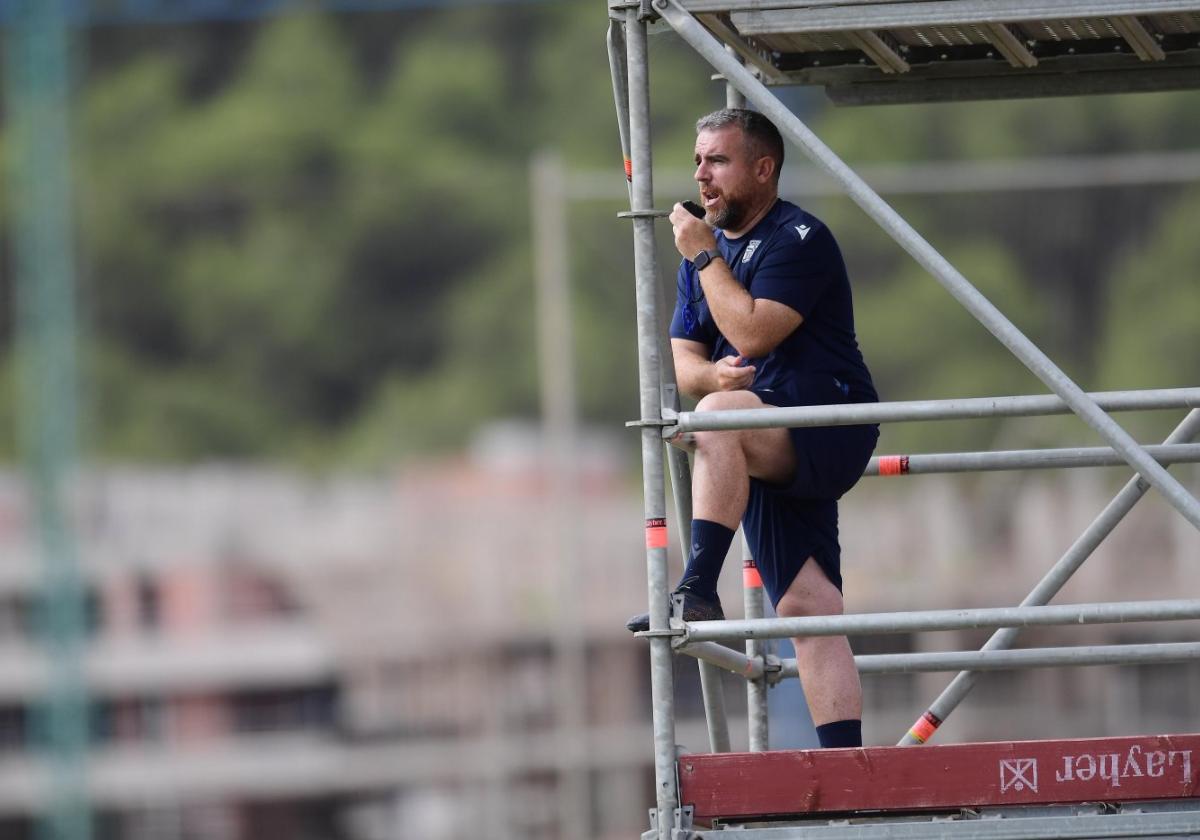 En el andamio. Javi Rey, entrenador del FC Cartagena, durante el entrenamiento del pasado jueves.